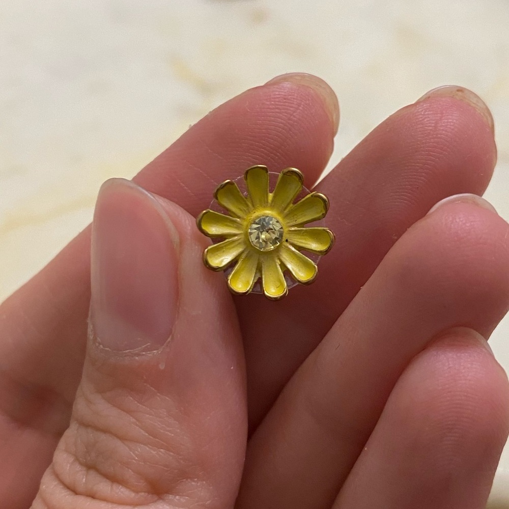 Betsey Johnson daisy earrings with stone